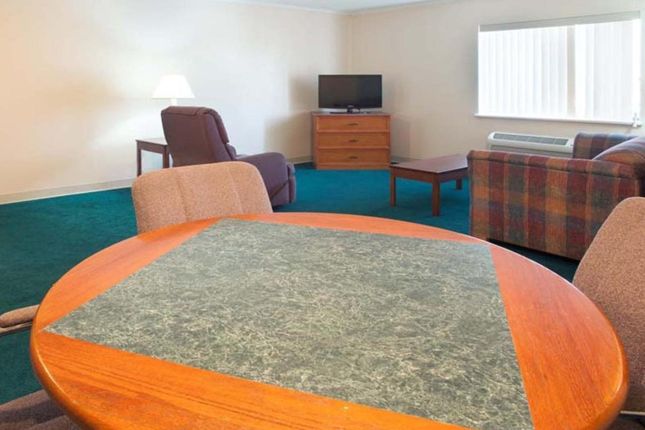 Norwood Inn & Suites Indianapolis East Post Drive Eksteriør billede